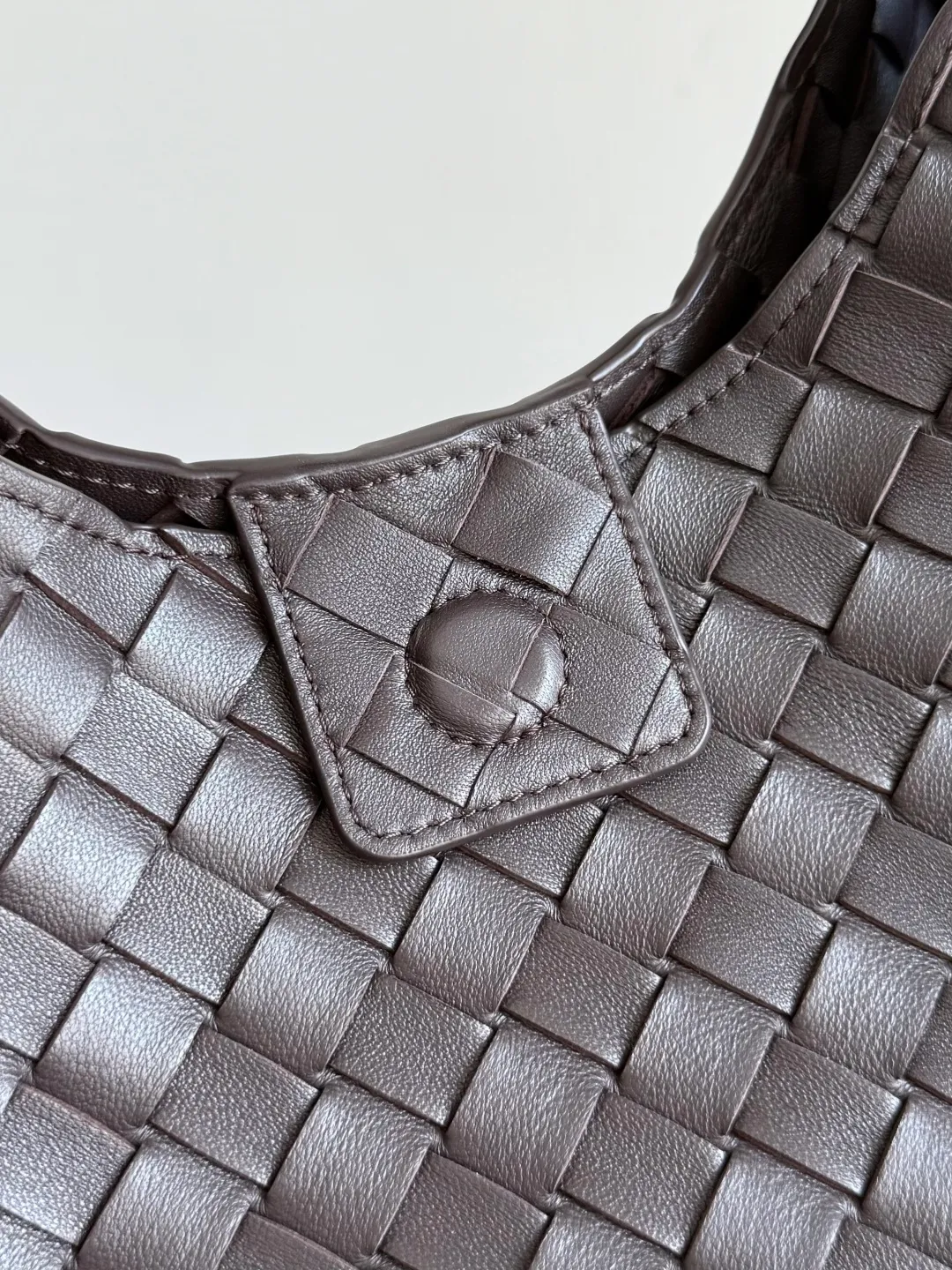Batch 2160 new products are coming! BOTTEGA VENETA Bottega Veneta's 2025 new Campana shoulder bag is on the market~ First of all, I would like to praise the weight of this bag. As a not too small bag, it is very light for daily use. For people like me who need to carry a lot of belongings when going out, this advantage is great, and it greatly reduces the burden of traveling. 🛍️The shape is a bit like a combination of parachute and jodie. The blunt triangle shape is cute and honest. Carrying it on your back when going shopping is a good mood accelerator. The handles and body of the bag are both classic weaves. A tie is added to the original open design. If it is not tied up, the bag will look like a small vegetable basket when carried. Style number: 844249 Size: 33*20*16.5cm